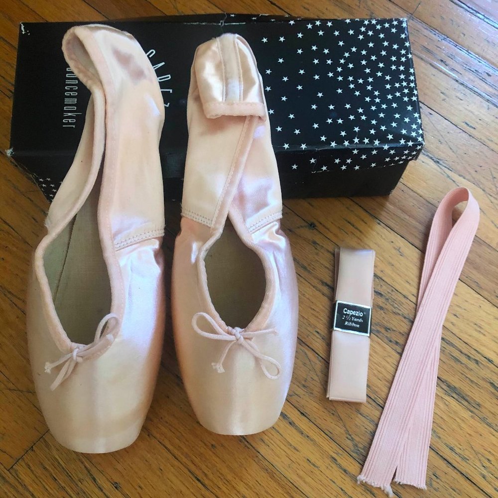 Capezio pointe shoes size 8 1/2B BNIB